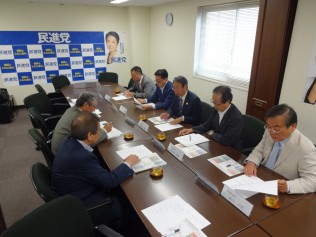 党北海道連で今後の対応を協議する荒井座長ら