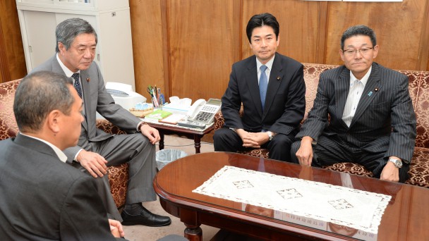 民進・自民国対委員長会談に臨む山井国対委員長(中央)と笠浩史国対委員長代理(右)
