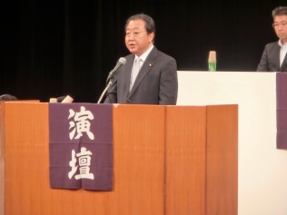 あいさつする野田幹事長