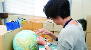 球面に平面の地図を貼る作業は、集中力を要するため午前中にしか行わない