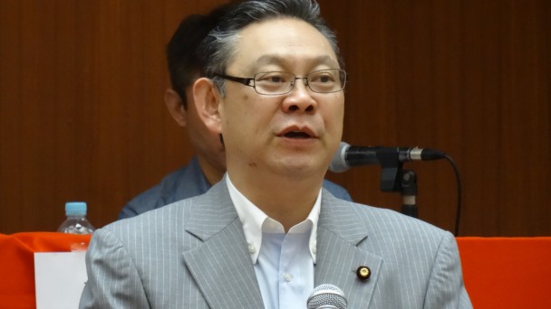 林野労組第13回であいさつをする小川勝也参議院幹事長。民進党森林環境精査k議員懇談会の会長も務める。