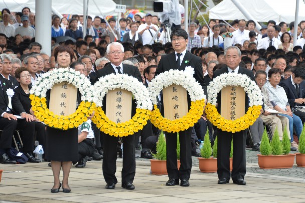 献花をする長崎市長、長崎市議会議長、遺族代表、被爆者代表