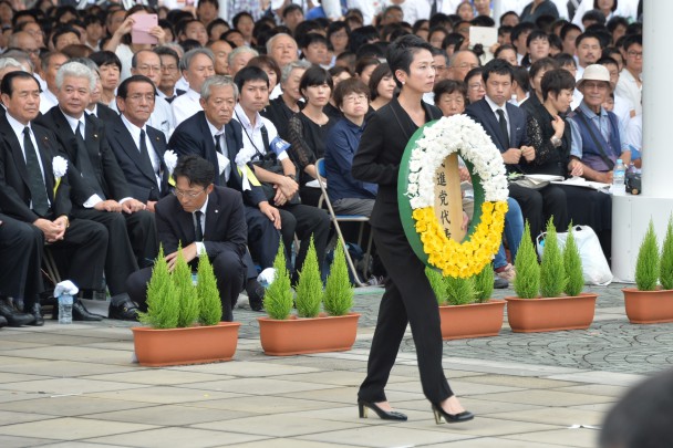 献花をする蓮舫代表