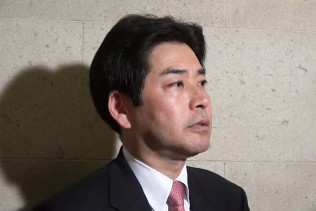 記者団の質問に答える山井国対委員長