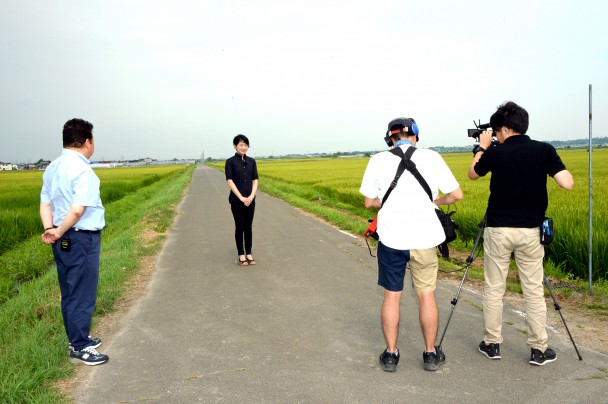 津軽地域は青森県一の米どころ。田んぼをバックに撮影がスタート