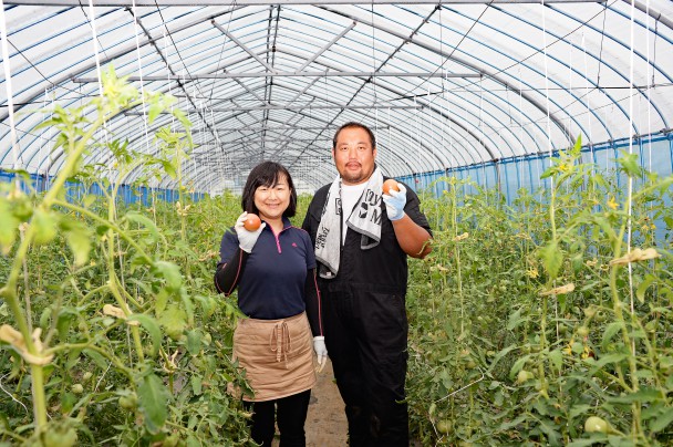 加藤さんご夫妻。麗夏は桃太郎という品種よりツルが長く伸びるのが特徴。それだけ手間もかかる。