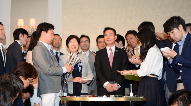 会談後、記者団の取材に応じる前原代表と小池代表