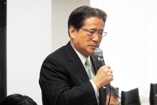 あいさつする増子幹事長