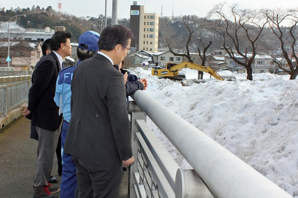 雪捨て場の様子を視察