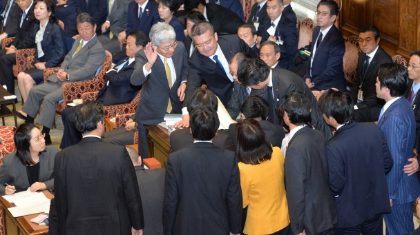 与党の強引な採決に抗議する野党理事