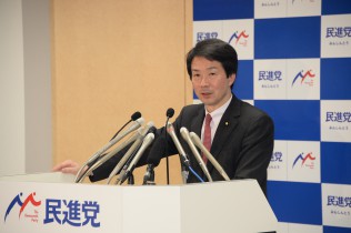 両院議員総会後に会見する大塚代表